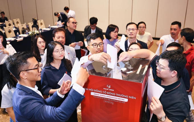 Cổ đông bỏ phiếu bầu HĐQT nhiệm kỳ mới.