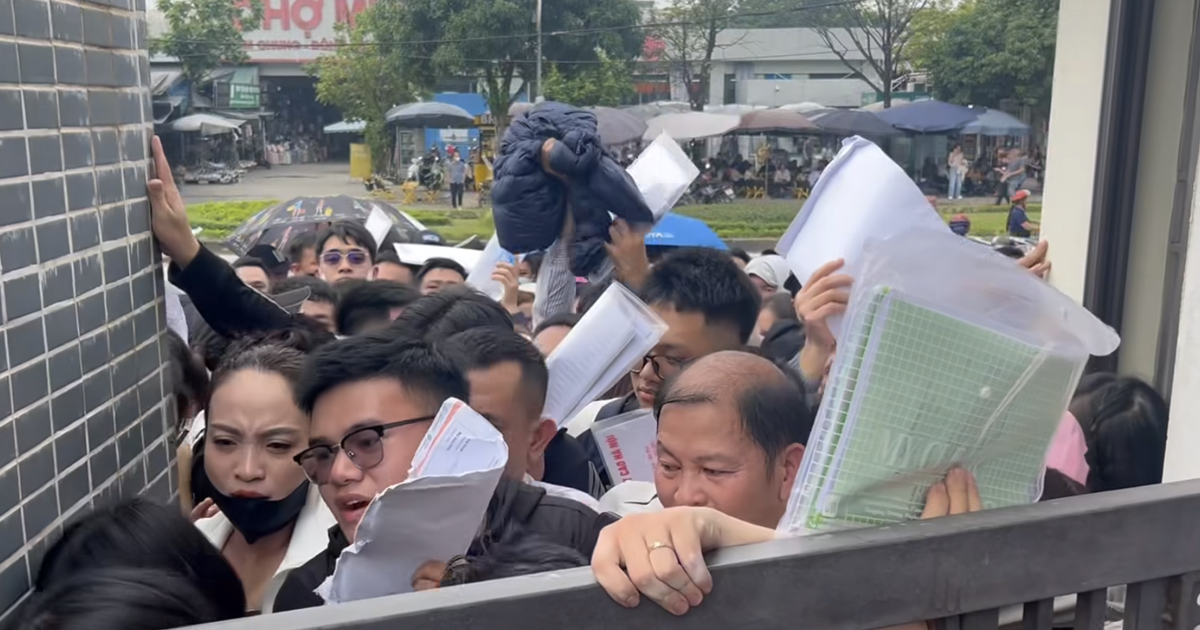 Người dân xếp hàng xuyên đêm mua nhà ở xã hội: Giá Hà Nội 128 triệu/m²