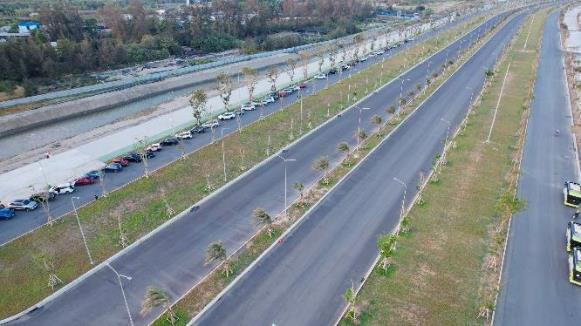 Ô tô của khách hàng tới khảo sát dự án xếp hàng dài trên trục đại lộ Thời Đại rộng 120m trong sáng 30/4