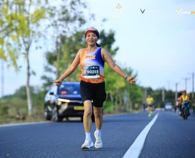 Chị Nguyễn Thị Thùy Luynh giành vị trí top 2 cự ly 42km hạng mục dành cho lứa tuổi 60