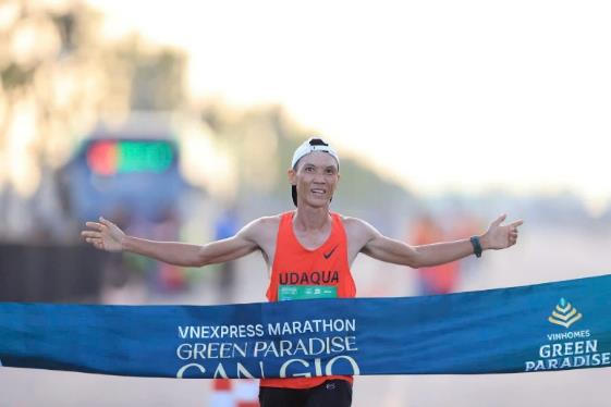 Runner Lý Nhân Tín vô địch cự ly 21km với thành tích 1 giờ 12 phút