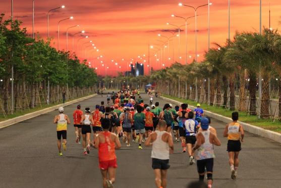Các runner ngây ngất trước khung cảnh bình minh trên biển khi chạy trên trục đại lộ Thời Đại của Vinhomes Green Paradise