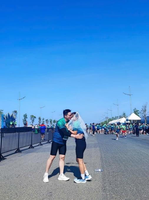 Vợ chồng anh Đào Văn Chính kỷ niệm 10 năm ngày cưới tại VnExpress Marathon Green Paradise