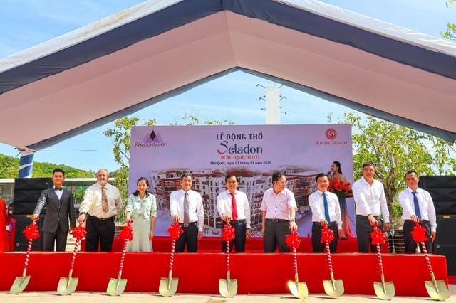Lãnh đạo Công ty 99 Núi thực hiện nghi thức động thổ tại Dự án Sunset Sanato ở Phú Quốc.