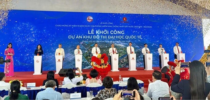 Các đại biểu bấm nút khởi công dự án khu đô thị Đại học Quốc tế.