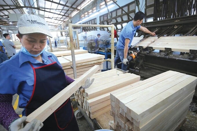 Xuất khẩu gỗ và sản phẩm gỗ sang thị trường Trung Quốc ghi nhận mức tăng trưởng 47%, khẳng định hiệu quả của chiến lược đa dạng hóa thị trường trong Quý I/2026. Ảnh: VGP/Đỗ Hương.
