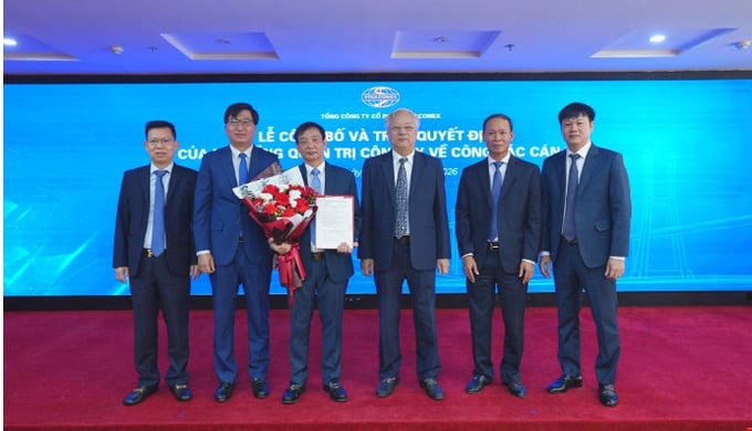 Ông Nguyễn Xuân Đông được bầu giữ chức Chủ tịch Vinaconex (Đứng thứ ba từ trái qua phải).