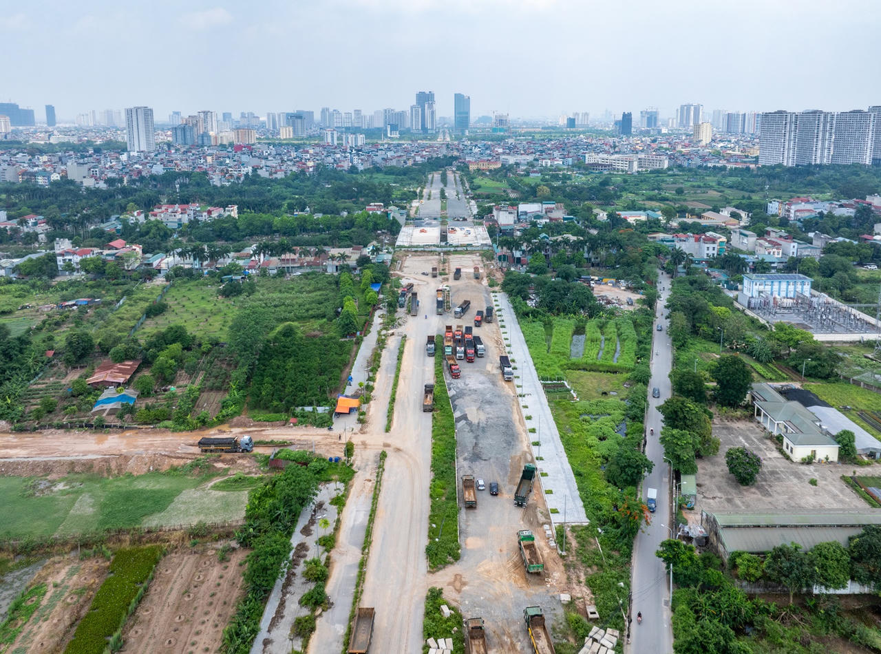 Sau khi các hộ dân dời đi, máy móc và nhân lực được huy động tối đa tại hiện trường phường Đông Ngạc để đẩy nhanh tiến độ GPMB