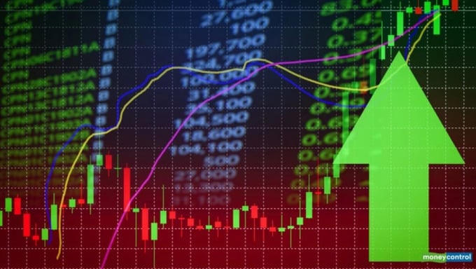 Nhóm chứng khoán “dậy sóng”, VN-Index áp sát 1.900 điểm.