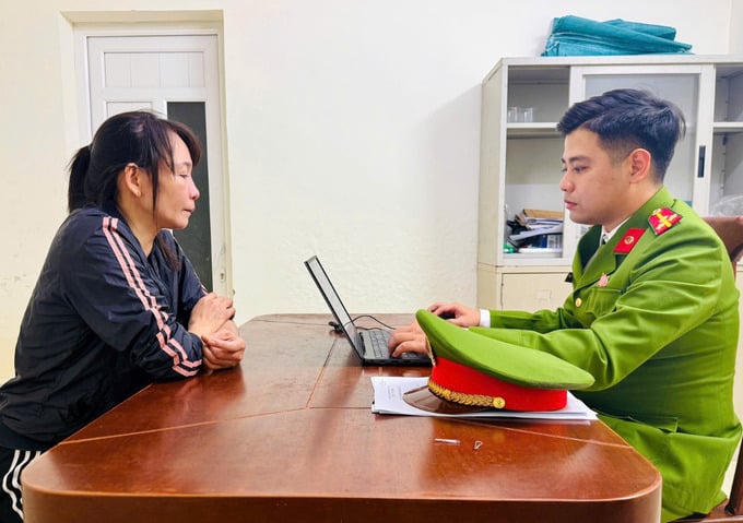 Cơ quan Công an lấy lời khai của đối tượng Hà Thị Tú Oanh. (Ảnh: Công an TP Huế).