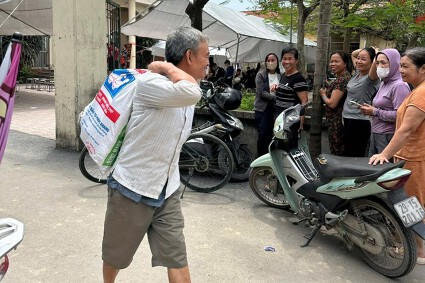 Dân Thanh Oai nhận bao tải tiền đền bù dự án Olympic, ngân hàng túc trực ngay bên cạnh hỗ trợ gửi tiết kiệm