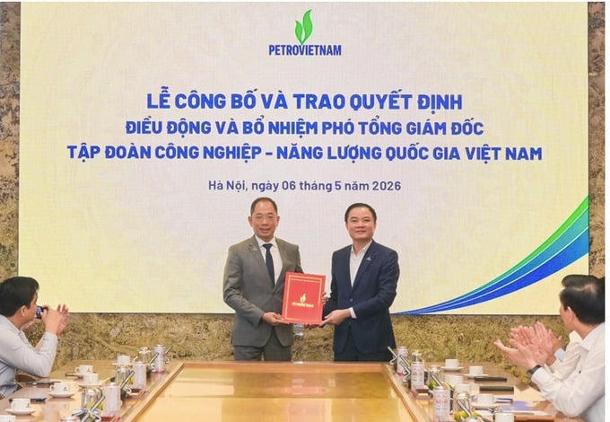 Ông Cao Hoài Dương nhận quyết định bổ nhiệm Phó tổng giám đốc - Ảnh: T.NGỌC.