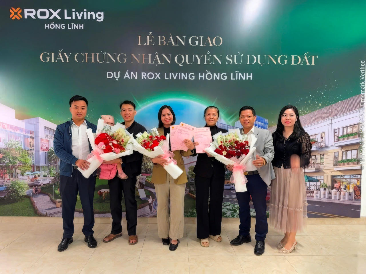 Khách hàng dự án ROX Living Hồng Lĩnh tại Hà Tĩnh nhận sổ hồng