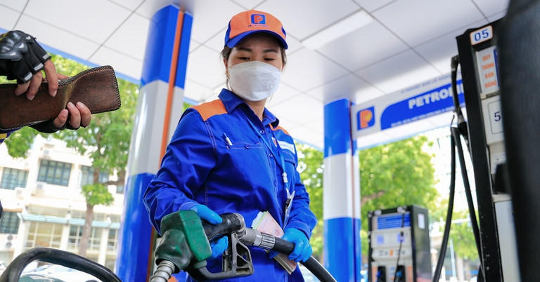 Giá xăng dầu hôm nay 7/5: Thế giới "lao dốc", chờ đợi cú giảm giá cực mạnh tại Việt Nam