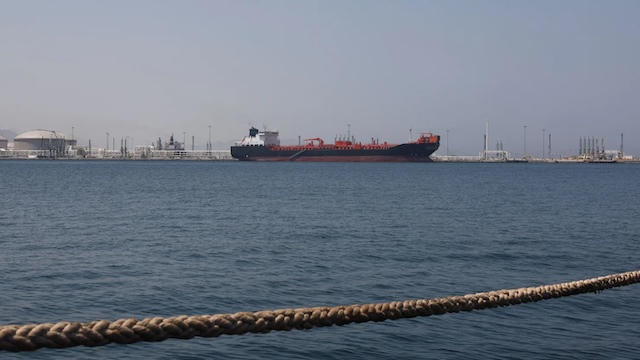 Giá dầu Brent sát 100 USD/thùng
