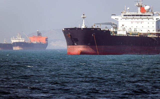 Giá dầu tăng nhẹ sau căng thẳng Iran - UAE, Mỹ tấn công tàu chở dầu