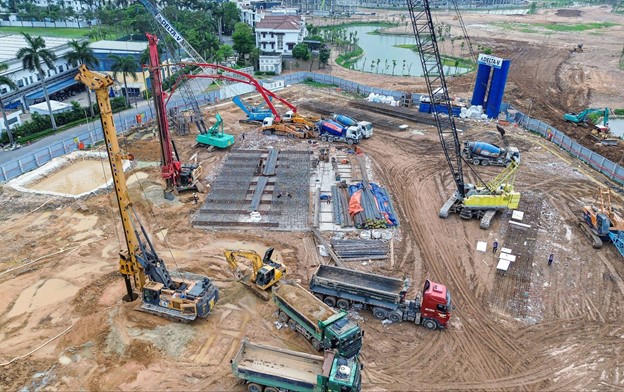 Phân khu CT6&nbsp; đang dẫn đầu toàn công trường về tiến độ với hạng mục xây tường dẫn đã gần hoàn thiện, tường vây đạt gần 30%, cọc khoan nhồi đại trà hơn 11%