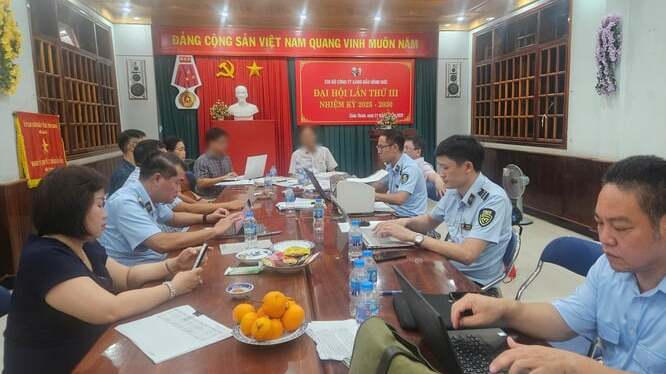 Đoàn công tác của Cục TTTN làm việc với đại diện Công ty TNHH xăng dầu Hồng Đức tại xã Kim Sơn, tỉnh Đồng Tháp.