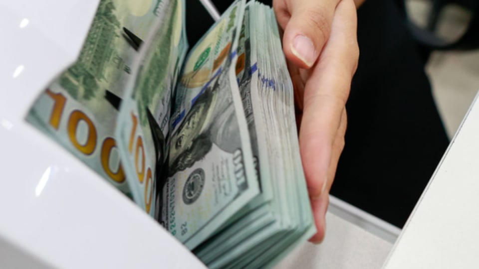 Giá USD ngân hàng tăng nhẹ, thị trường tự do giảm mạnh
