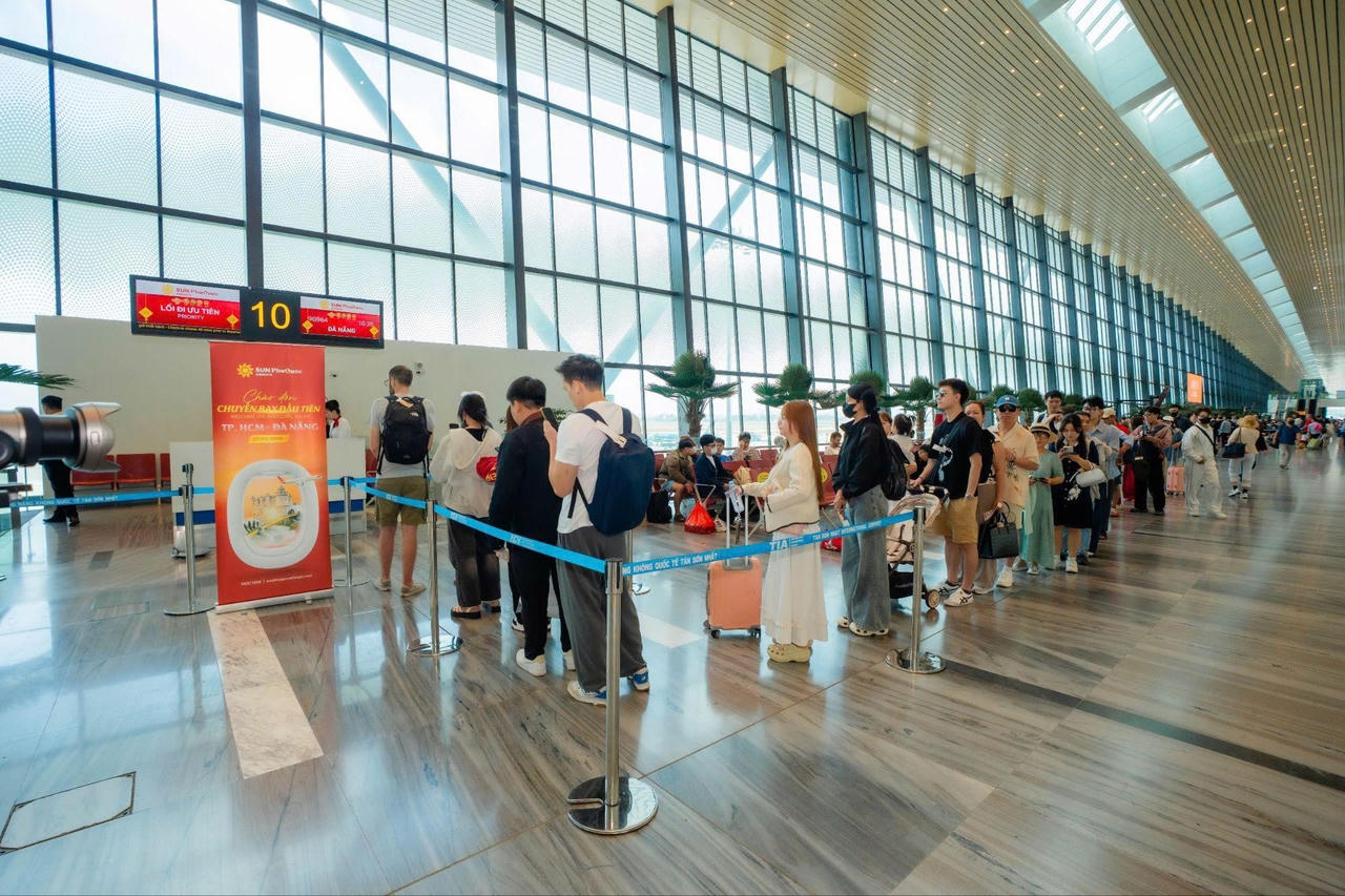 Mạng lưới chuyến bay quốc tế đa dạng là "chìa khóa" đưa dòng khách du lịch, chuyên gia và cộng đồng làm việc từ xa đổ về thành phố biển. Ảnh: Ánh Dương.