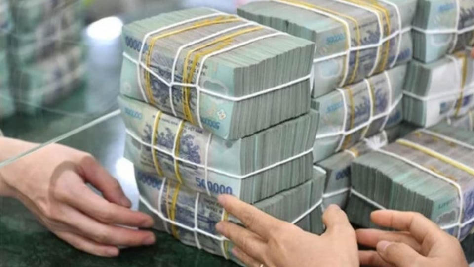 Tiền gửi dân cư vào ngân hàng tăng chậm lại, tổ chức kinh tế giảm mạnh