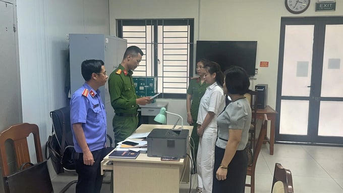 Cơ quan cảnh sát điều tra tống đạt quyết định khởi tố, lệnh tạm giam đối với bị can Trịnh Thị Vân Anh và Nguyễn Thị Thanh Ngần - Ảnh: Viện Kiểm sát nhân dân tỉnh Thanh Hóa cung cấp.