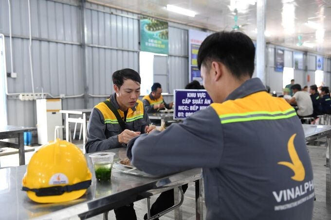 Không khí chưa từng có tại công trường KĐT Thể thao Quốc tế Hà Nội: Người dân địa phương háo hức tìm cơ hội “đổi đời”