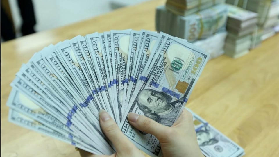 Giá USD tự do vượt 26.500 đồng, ngân hàng giảm nhẹ