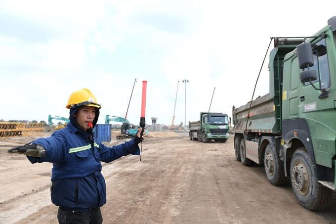 Không khí chưa từng có tại công trường KĐT Thể thao Quốc tế Hà Nội: Người dân địa phương háo hức tìm cơ hội “đổi đời”