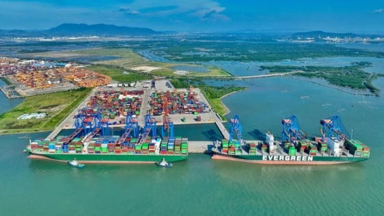 Giá xăng dầu neo cao, hàng không và logistics chịu áp lực lớn