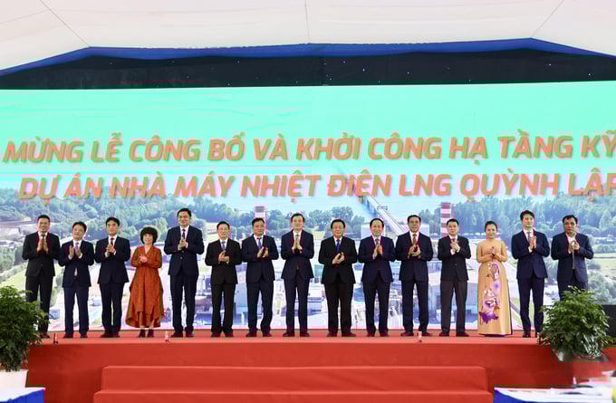Các đại biểu tại Lễ công bố và khởi công hạ tầng kỹ thuật Dự án Nhà máy nhiệt điện LNG Quỳnh Lập. (Ảnh: VGP)