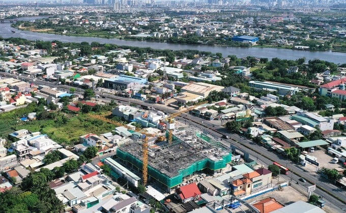 Xu hướng mở rộng không gian đô thị ra các khu vực lân cận đang trở thành hướng đi tất yếu. Hàng loạt dự án hạ tầng trọng điểm như Vành đai 3, Vành đai 4, metro, cao tốc và sân bay được đẩy mạnh triển khai đang tạo nên mạng lưới kết nối đồng bộ hơn.