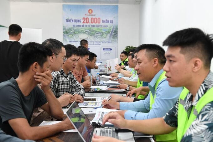 Không khí chưa từng có tại công trường KĐT Thể thao Quốc tế Hà Nội: Người dân địa phương háo hức tìm cơ hội “đổi đời”