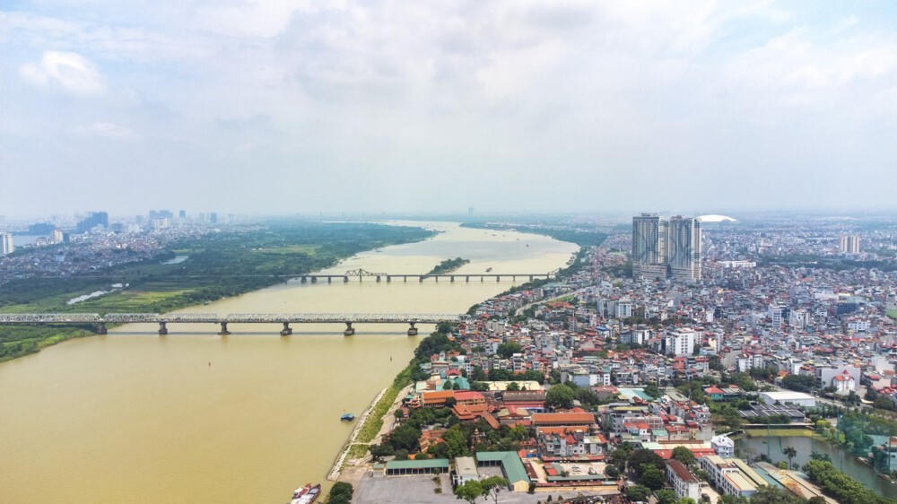 Người dân có "đất nhảy dù" ven sông Hồng lo mất trắng, đất sổ đỏ giao dịch đóng băng