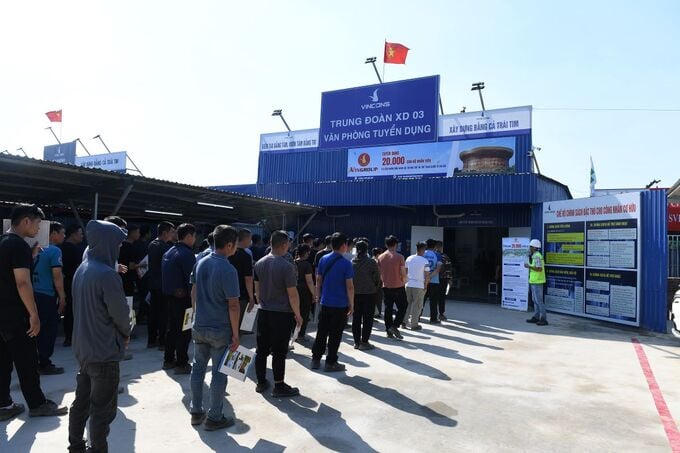 Không khí chưa từng có tại công trường KĐT Thể thao Quốc tế Hà Nội: Người dân địa phương háo hức tìm cơ hội “đổi đời”