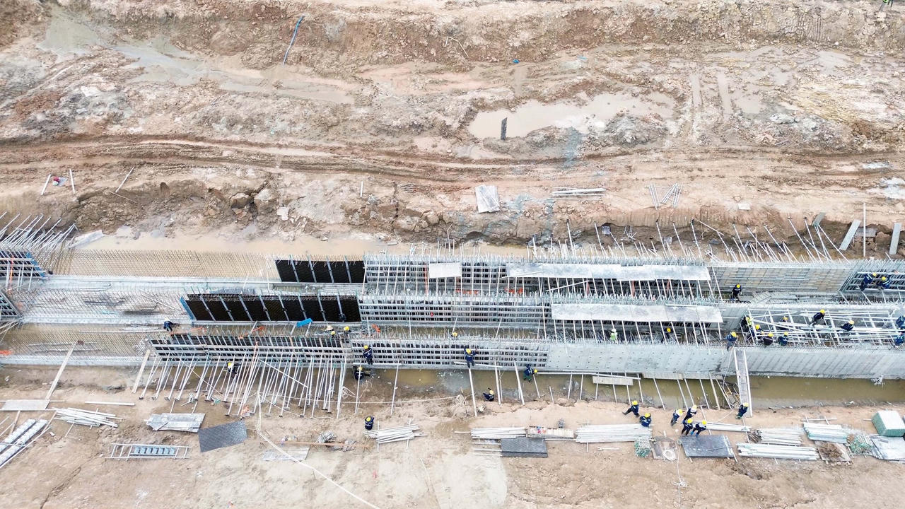 Đại lộ 120 m nối sân vận động Hùng Vương với cao tốc Pháp Vân đang thi công