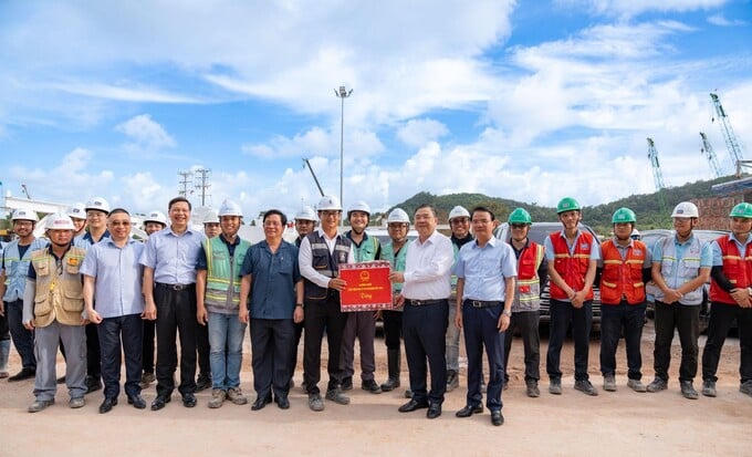 Phó Thủ tướng Phạm Gia Túc tặng quà đội ngũ nhân lực đang thi công dự án đầu tư mở rộng Cảng hàng không quốc tế Phú Quốc.