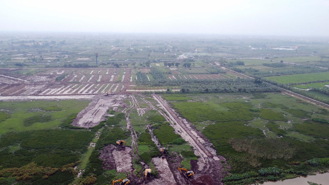 Đại lộ 120 m nối sân vận động Hùng Vương với cao tốc Pháp Vân đang thi công