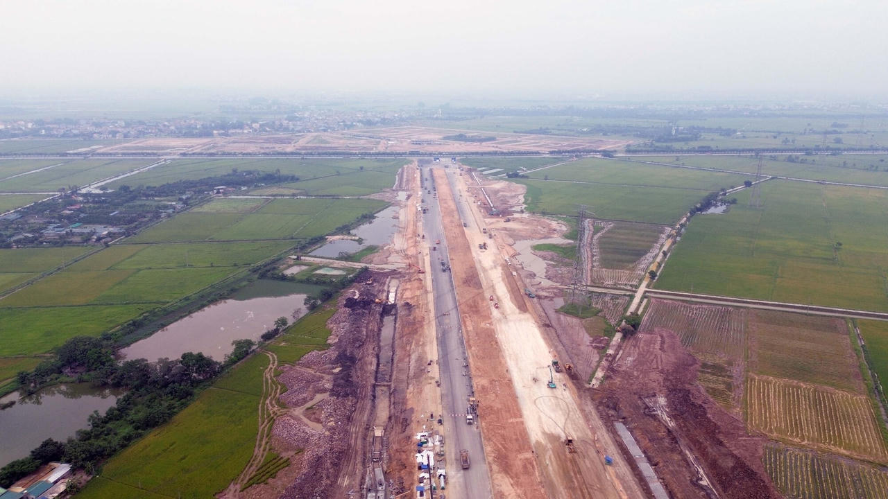 Đại lộ 120 m nối sân vận động Hùng Vương với cao tốc Pháp Vân đang thi công