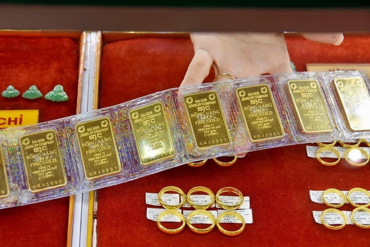 Giá vàng hôm nay (trưa 20/5: Giảm cực mạnh