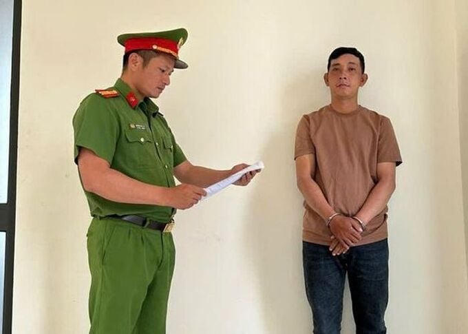 Cơ quan điều tra thi hành lệnh bắt tạm giam đối với bị can Phan Đình Dân. Ảnh: CALĐ.