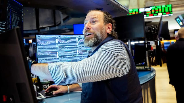 Dow Jones tăng gần 300 điểm, Phố Wall nối dài đà tăng