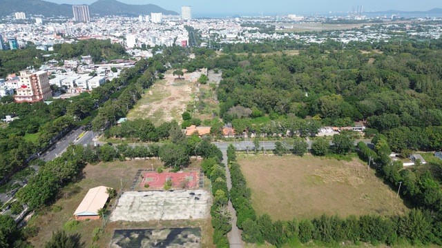 Những bãi đất trống trong khu du lịch Vũng Tàu Paradise.