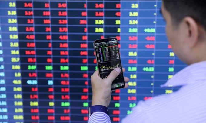 Cổ phiếu họ Vingroup lao dốc, VN-Index mất gần 10 điểm.