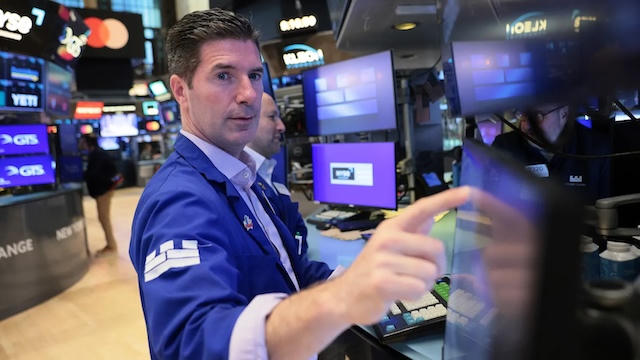 S&P 500 lập kỷ lục mới, nhóm công nghệ dẫn sóng