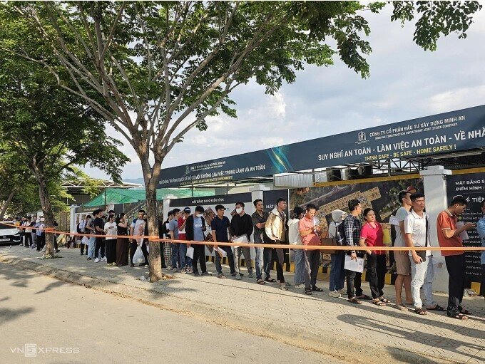 Xếp hàng lúc 3h sáng chờ mua nhà ở xã hội ở Nha Trang