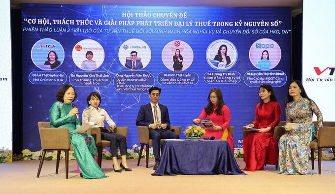 Bà Lê Thị Duyên Hải (áo dài xanh), ông Nguyễn Văn Được kiến nghị các chính sách giảm áp lực sổ sách kế toán cho hộ kinh doanh, doanh nghiệp nhỏ.