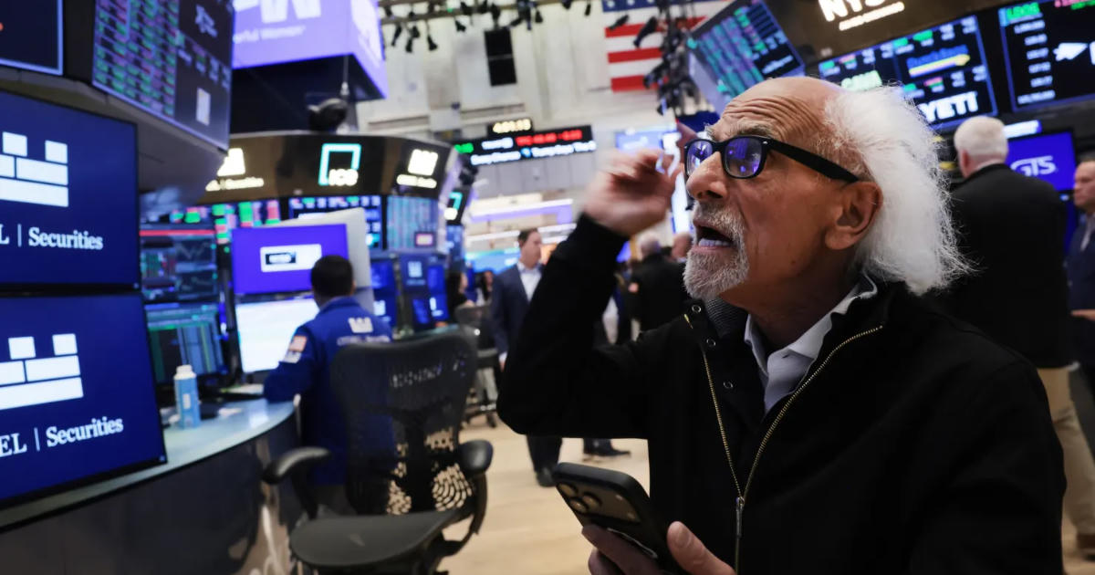 Dow Jones lập đỉnh lịch sử trong khi giá dầu bất ngờ sụt giảm 5%