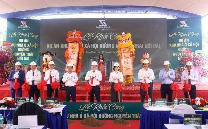Lãnh đạo Bộ Xây dựng, Sở Xây dựng tỉnh Đồng Tháp cùng đại diện chính quyền địa phương và chủ đầu tư thực hiện nghi thức khởi công dự án