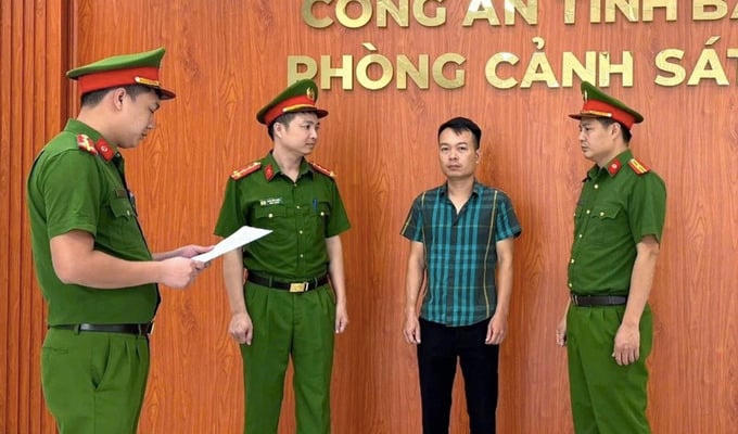 Cơ quan Cảnh sát điều tra Công an tỉnh Bắc Ninh đọc Quyết định khởi tố bị can, Lệnh bắt bị can để tạm giam đối với Vũ Văn Cương.
